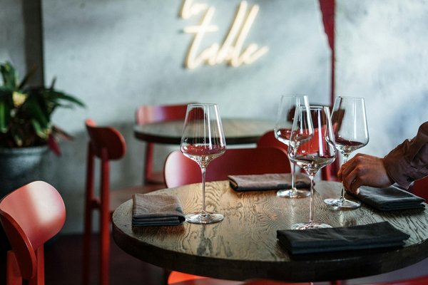 Top 3 des parasols professionnels pour les terrasses de restaurants​
